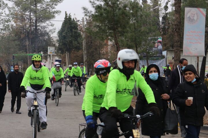 رکاب‌زنی تیم دوچرخه سواران جانباز مشهدی تا مرقد امام(ه)