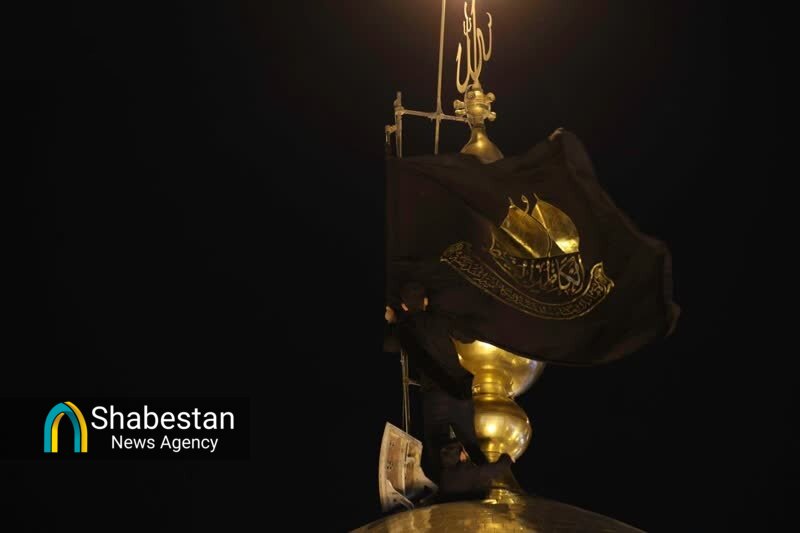 پرچم گنبد حرم مقدس امامین کاظمین(ع) رنگ عزا گرفت+ عکس و فیلم