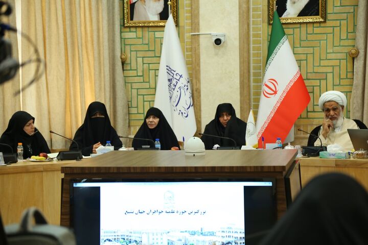 دیدار جمعی از بانوان و خانواده شهدای مقاومت لبنان با مدیر جامعه‌الزهرا(س)