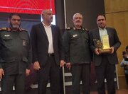 اعطای نشان اقتصاد مقاومتی به غلامحسین رمضان‌پور