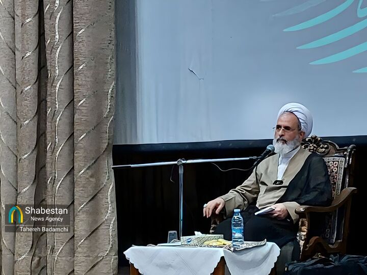 مجاهدت‌های بزرگان حوزه علمیه قم دستمایه تلاش امروز و فردا باشد