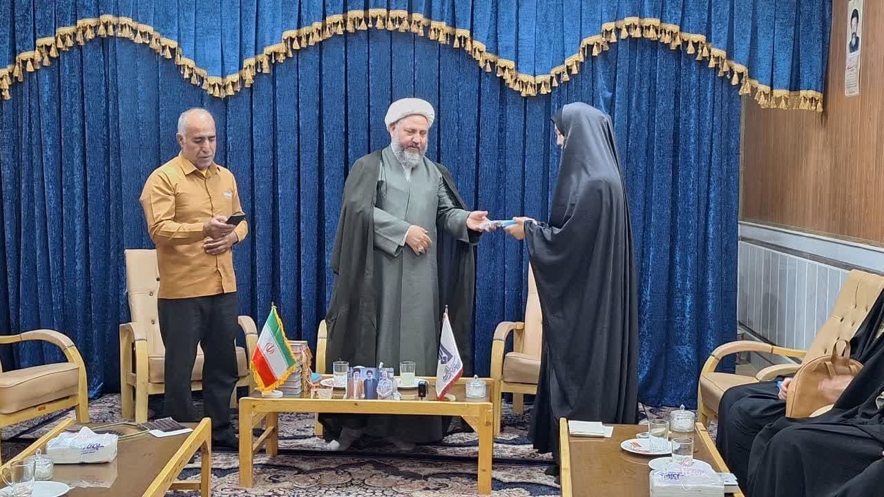 تجلیل از ۱۴ حافظ کل قرآن کریم مجمع قاریان و حافظان هلال(ع)