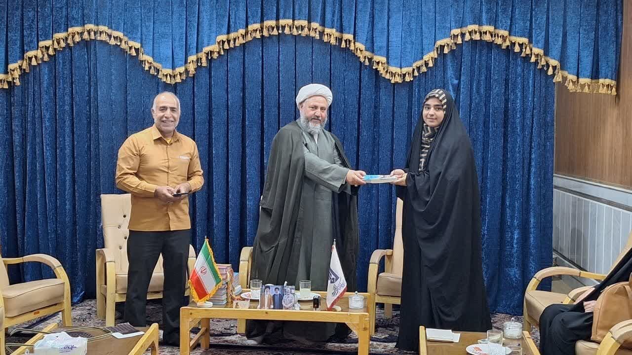 تجلیل از ۱۴ حافظ کل قرآن کریم مجمع قاریان و حافظان هلال(ع)