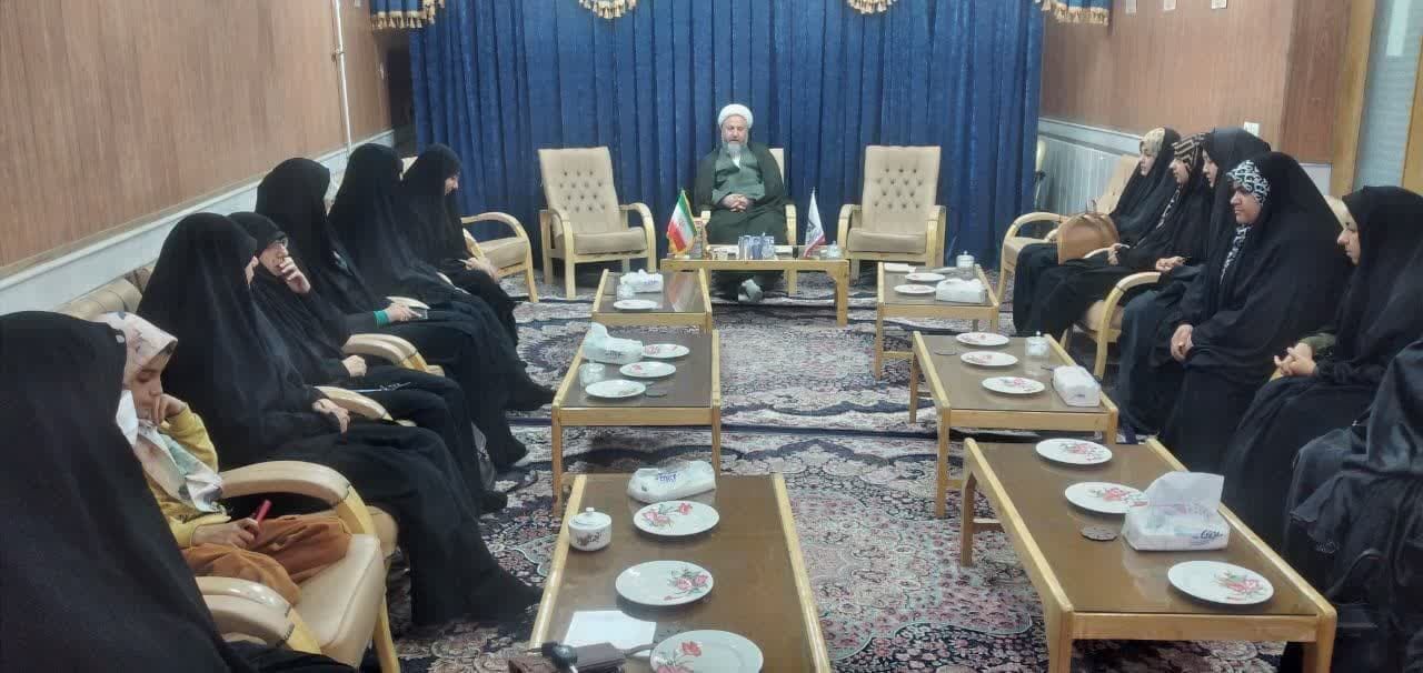 تجلیل از ۱۴ حافظ کل قرآن کریم مجمع قاریان و حافظان هلال(ع)