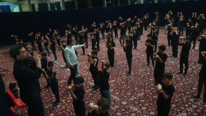 آیین چغچغه‌زنی انجدان در حسینیه‌ای به وسعت ایران