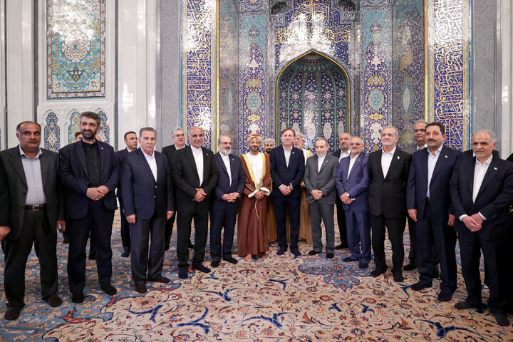 بازدید پزشکیان از مسجد جامع سلطان قابوس