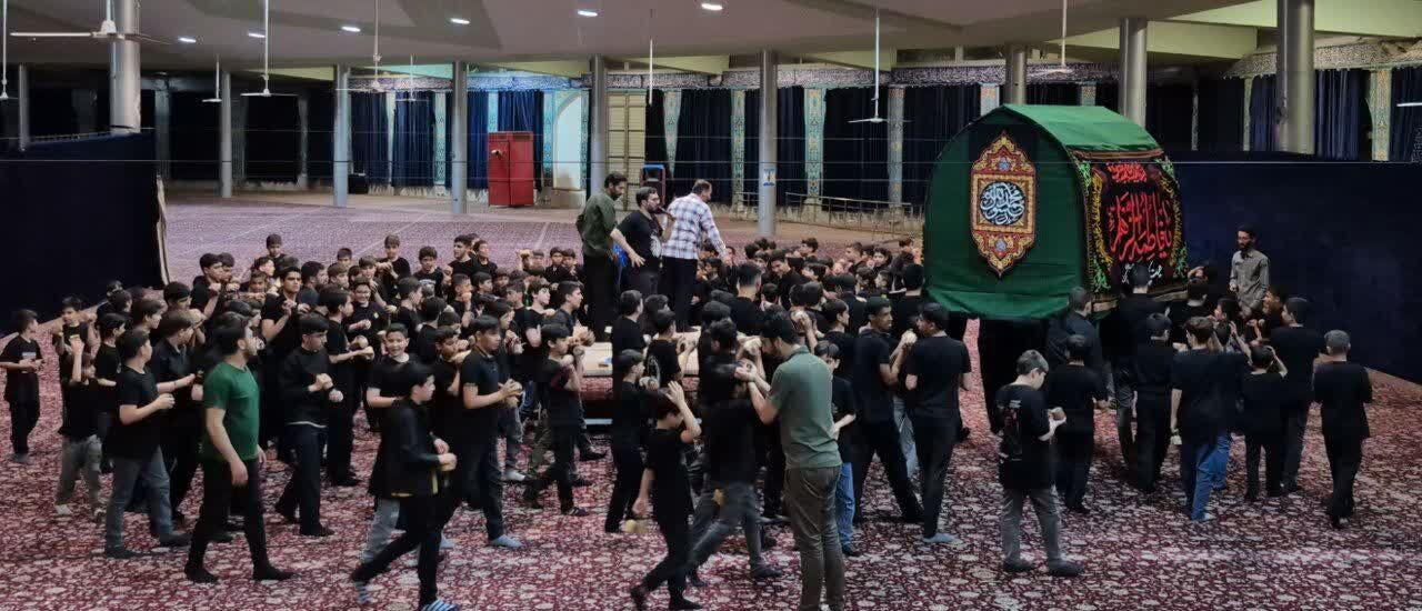 آیین چغچغهزنی انجدان در حسینیهای به وسعت ایران