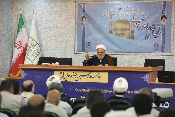 حرم امام رضا(ع) پایگاه نشر معارف شیعه در جهان/برخورد با زائرین باید به دور از تندی باشد