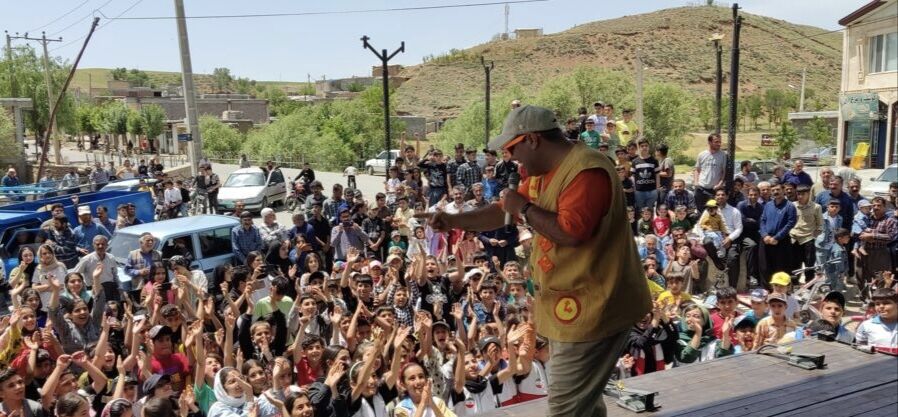 آغاز اجرای برنامه‌های تماشاخانه سیار کانون پرورش فکری در روستاهای دهگلان