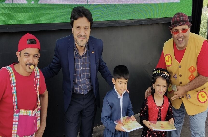 فعالیت تماشاخانه سیار در سنندج؛ آمیختگی هنر، فرهنگ و امید در دل کودکان و نوجوانان