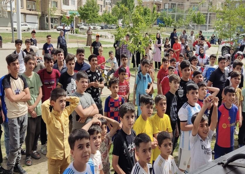 فعالیت تماشاخانه سیار در سنندج؛ آمیختگی هنر، فرهنگ و امید در دل کودکان و نوجوانان