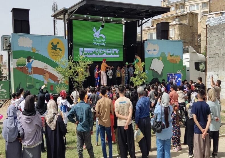 فعالیت تماشاخانه سیار در سنندج؛ آمیختگی هنر، فرهنگ و امید در دل کودکان و نوجوانان