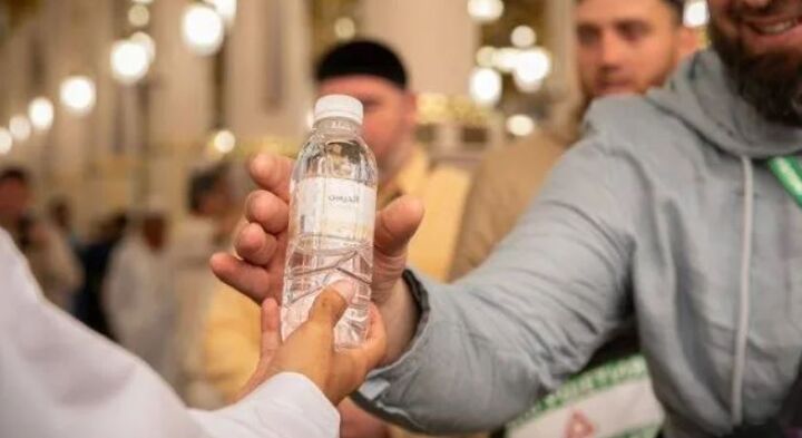 توزیع بیش از ۲۱۸ هزار بطری آب زمزم میان حجاج در مسجدالنبی(ص)