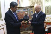 قالیباف هدیه خانوده شهید سلیمانی را به رئیس جمهور ونزوئلا تقدیم کرد