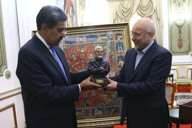 قالیباف هدیه خانوده شهید سلیمانی را به رئیس جمهور ونزوئلا تقدیم کرد