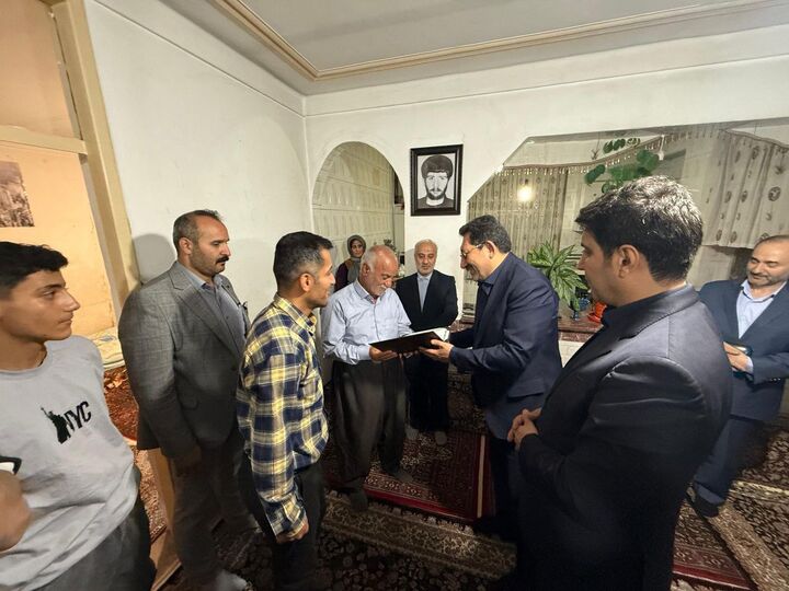 وزیر صمت با خانواده شهیدان محمد و انور خوشنود در سنندج دیدار کرد
