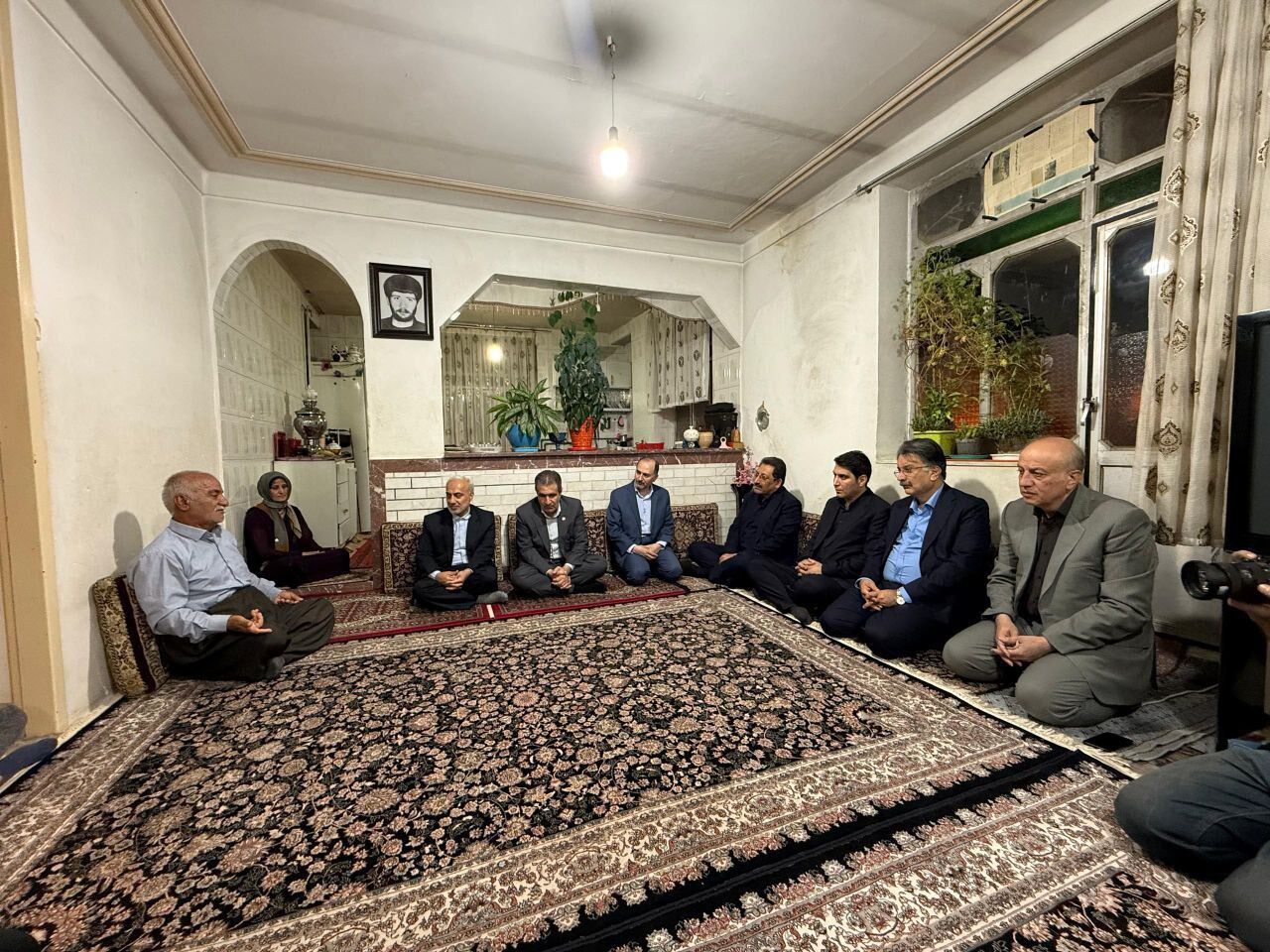 وزیر صمت با خانواده شهیدان محمد و انور خوشنود در سنندج دیدار کرد