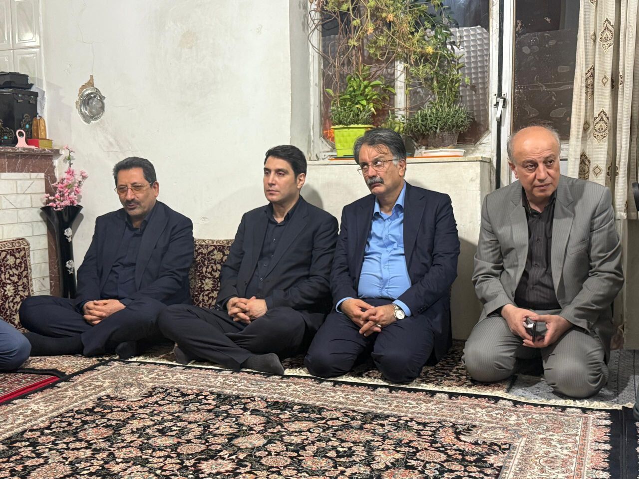 وزیر صمت با خانواده شهیدان محمد و انور خوشنود در سنندج دیدار کرد