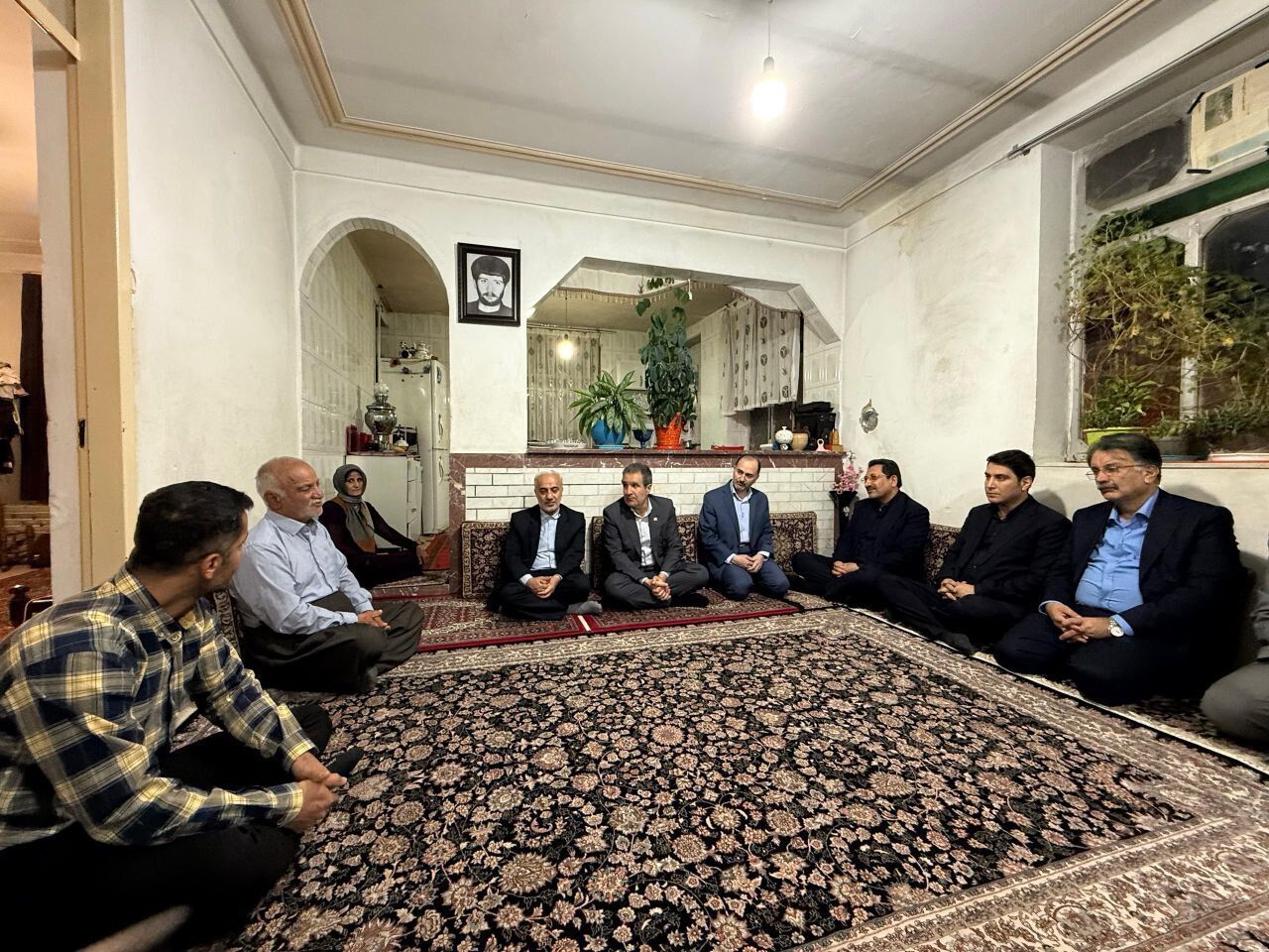 وزیر صمت با خانواده شهیدان محمد و انور خوشنود در سنندج دیدار کرد