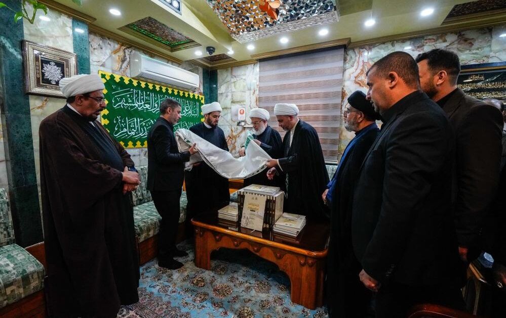 آستان مطهر علوی مراحل اولیه تحویل پرچم غدیر را از کربلا آغاز کرد+عکس