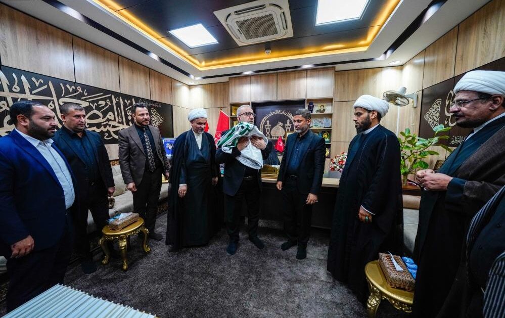 آستان مطهر علوی مراحل اولیه تحویل پرچم غدیر را از کربلا آغاز کرد+عکس