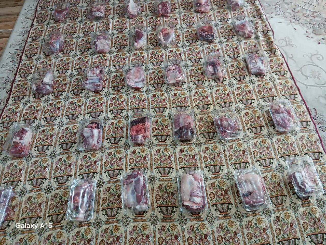 توزیع گوشت قربانی در بیننیازمندان به همت کانون شهدا گرجی محله بهشهر