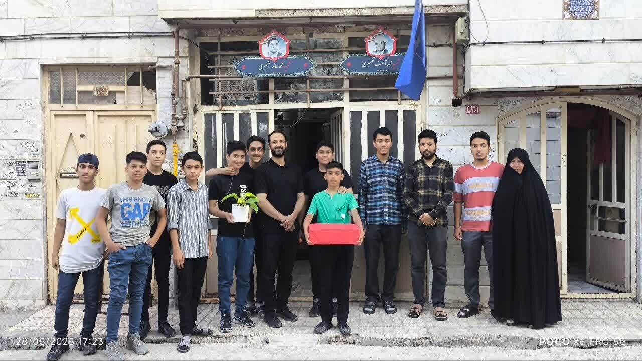 نصب پلاک افتخار سردر منزل شهیدان تفسیری در مشهد