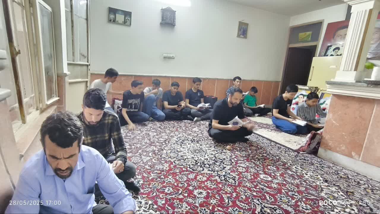 نصب پلاک افتخار سردر منزل شهیدان تفسیری در مشهد