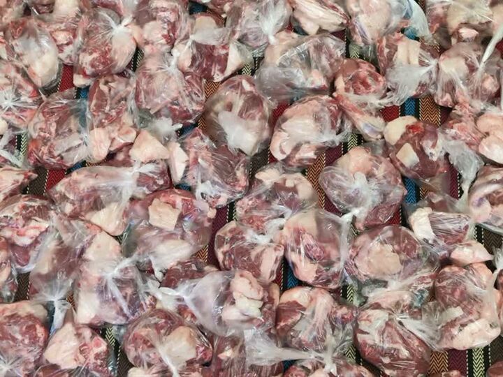 توزیع ۱۰۰ بسته گوشت قربانی میان نیازمندان به همت کانون سید احمد خمینی(ره)  