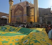 پرچم‌های مهمونی ۱۰ کیلومتری غدیر در حرم علوی متبرک شدند