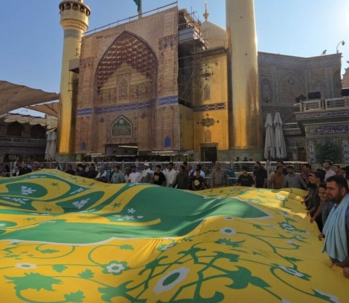 پرچم‌های مهمونی ۱۰ کیلومتری غدیر در حرم علوی متبرک شدند