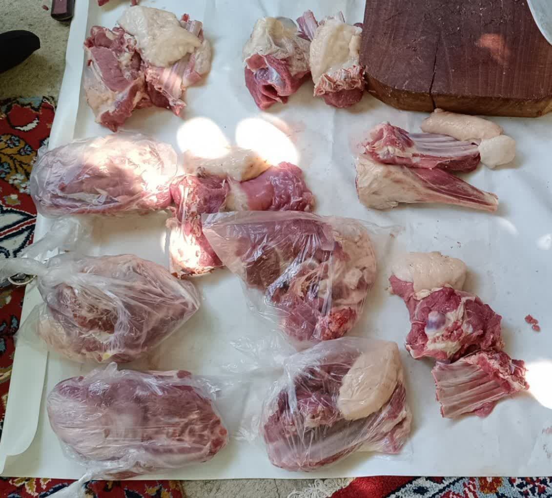 توزیع ۵۰بسته گوشت نذری بین خانواده های کم برخوردار در کرمانشاه