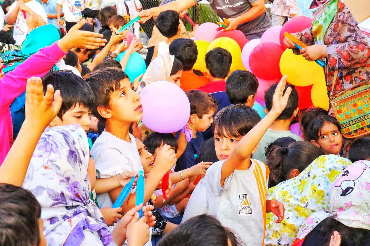 شیرینی پیام غدیر پیش روی کودکان