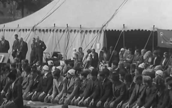 باز نشر فیلمی از مسلمانان هنگام ادای نماز عید در لندن متعلق به ۹۲ سال+ فیلم