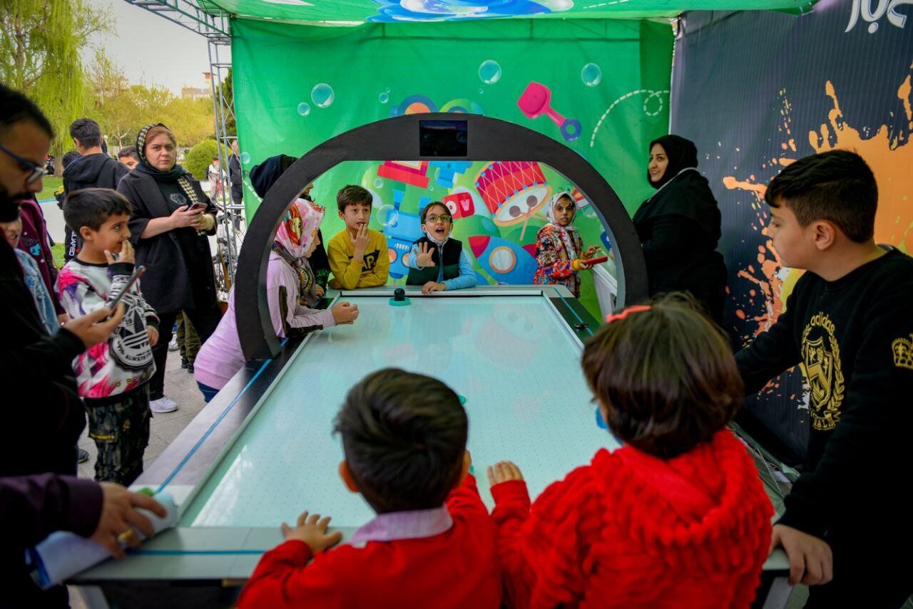 شیرینی پیام غدیر پیش روی کودکان