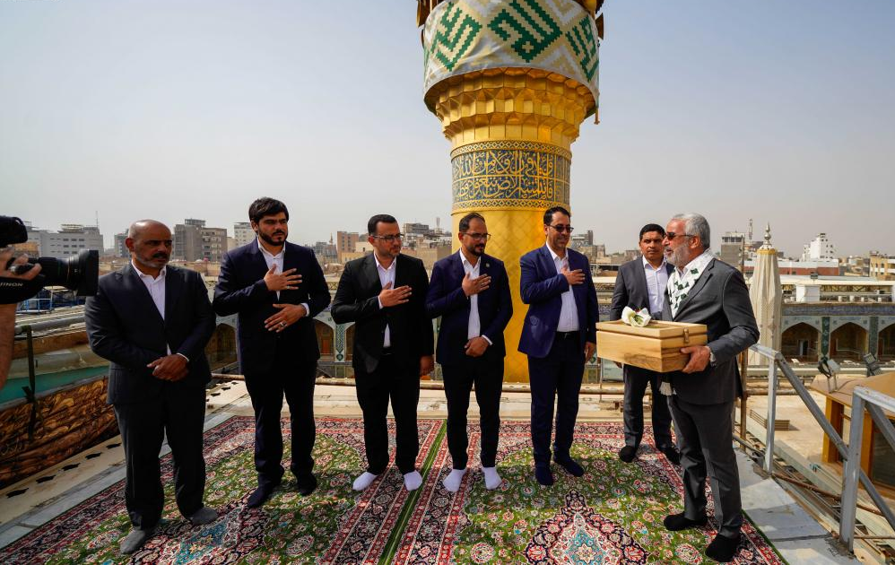 آغاز «هفته جهانی غدیر» با برافراشتن پرچم عید الله اکبر در حرم امام علی(ع) + عکس