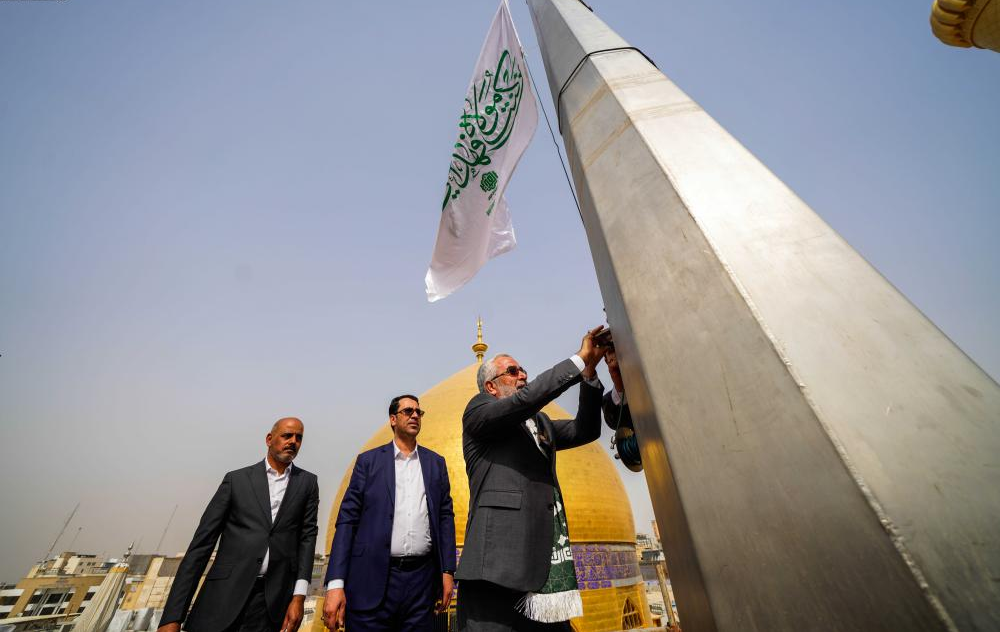 آغاز «هفته جهانی غدیر» با برافراشتن پرچم عید الله اکبر در حرم امام علی(ع) + عکس