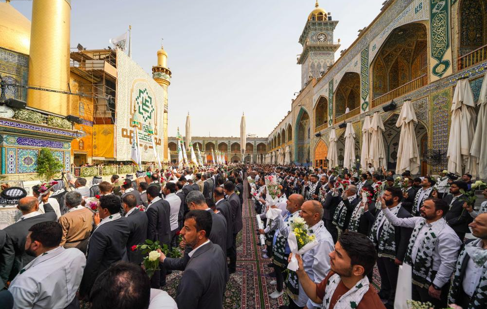 آغاز «هفته جهانی غدیر» با برافراشتن پرچم عید الله اکبر در حرم امام علی(ع) + عکس