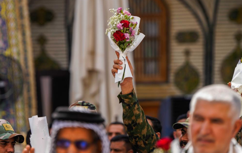 آغاز «هفته جهانی غدیر» با برافراشتن پرچم عید الله اکبر در حرم امام علی(ع) + عکس