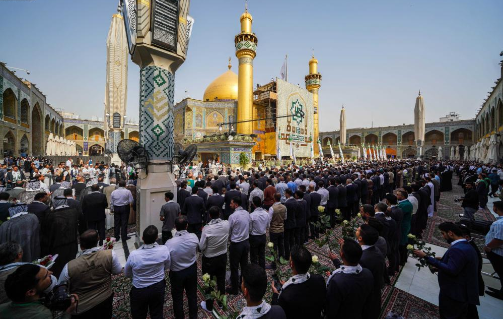 آغاز «هفته جهانی غدیر» با برافراشتن پرچم عید الله اکبر در حرم امام علی(ع) + عکس