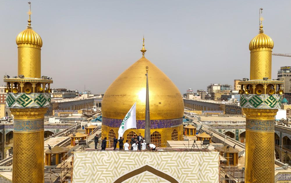 آغاز «هفته جهانی غدیر» با برافراشتن پرچم عید الله اکبر در حرم امام علی(ع) + عکس