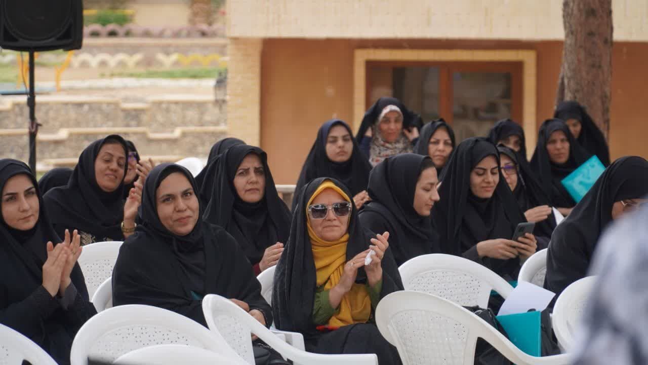 کتاب «اصول و فنون مشاوره در مدارس کودکان استثنایی» در آران و بیدگل رونمایی شد