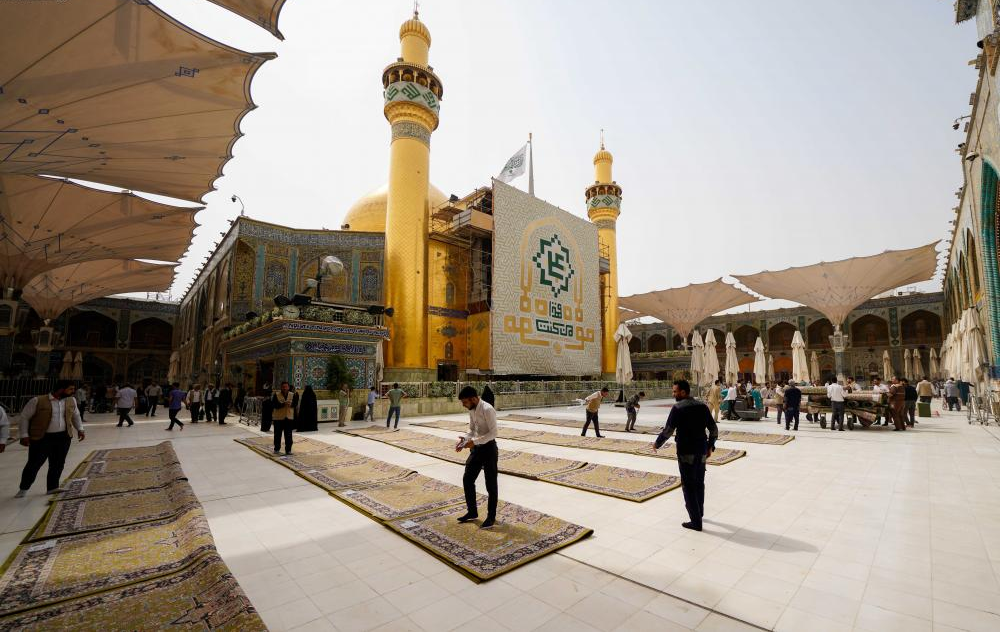 مفروش شدن حرم مطهر امام علی(ع) با بیش از 3 هزار متر مربع فرش فاخر کاشان+ عکس