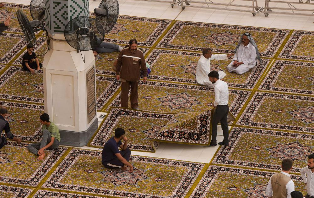 مفروش شدن حرم مطهر امام علی(ع) با بیش از 3 هزار متر مربع فرش فاخر کاشان+ عکس