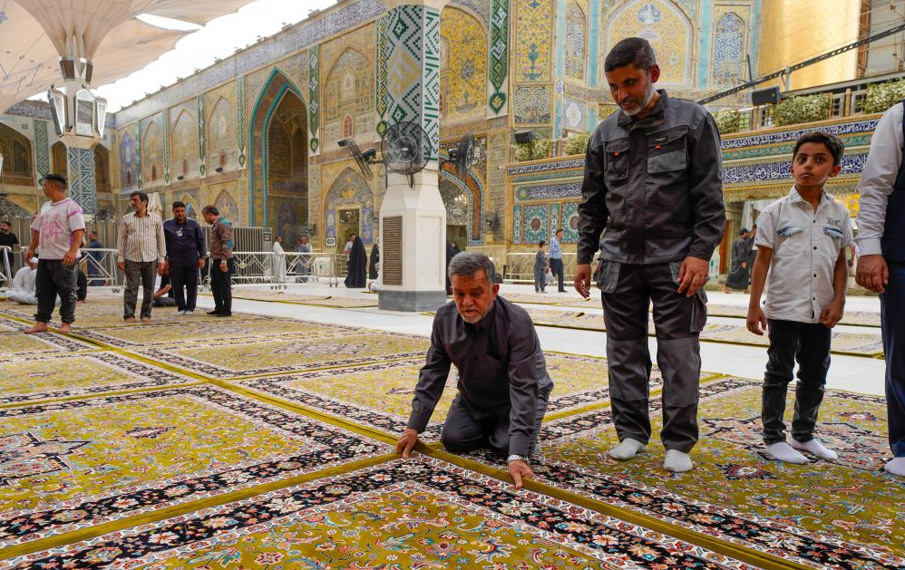 مفروش شدن حرم مطهر امام علی(ع) با بیش از 3 هزار متر مربع فرش فاخر کاشان+ عکس