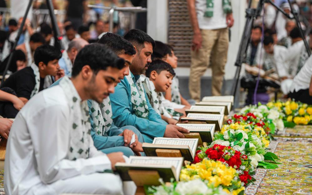 برگزاری محفل قرآنی در آستانه عید غدیر در حرم امام علی(ع)+ عکس