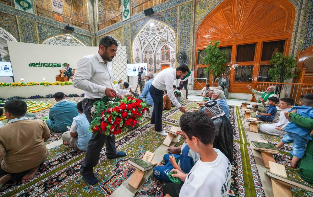 برگزاری محفل قرآنی در آستانه عید غدیر در حرم امام علی(ع)+ عکس