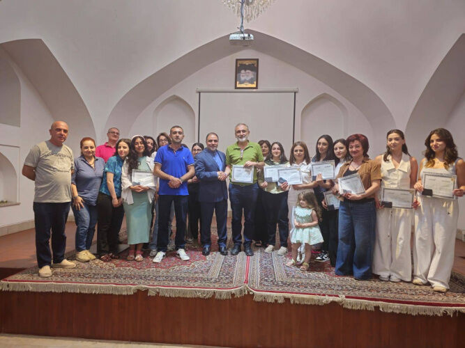 اعطای گواهینامه پایان دوره زبان فارسی به زبان‌آموزان مسجد کبود ایروان