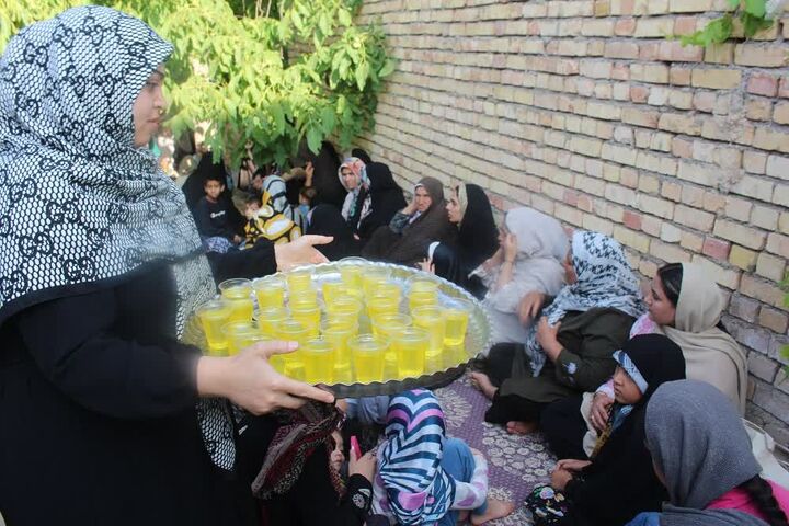 بانوان روستای ینگه قلعه در جشنی غدیرانه در منزل شهید والامقام گردهم آمدند