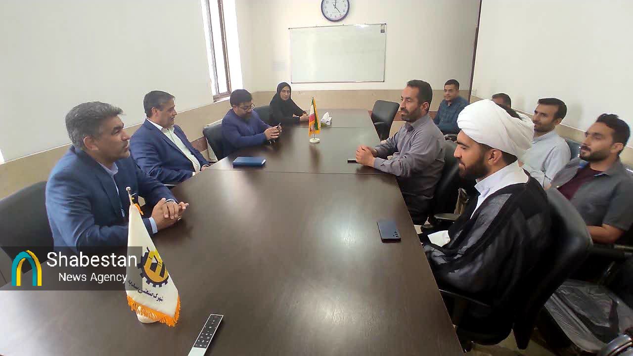 چند فقره سند مالکیت شهرک صنعتی بچههای مسجد در کرمان تحویل شد